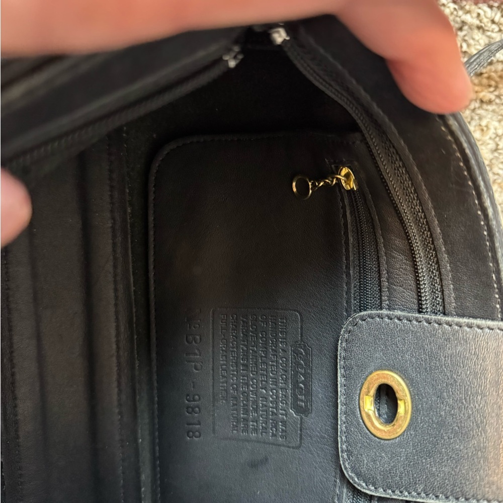 Vintage 90s Coach Black Leather Shoulder Bag with Gold Details - Picture 4 of 8
